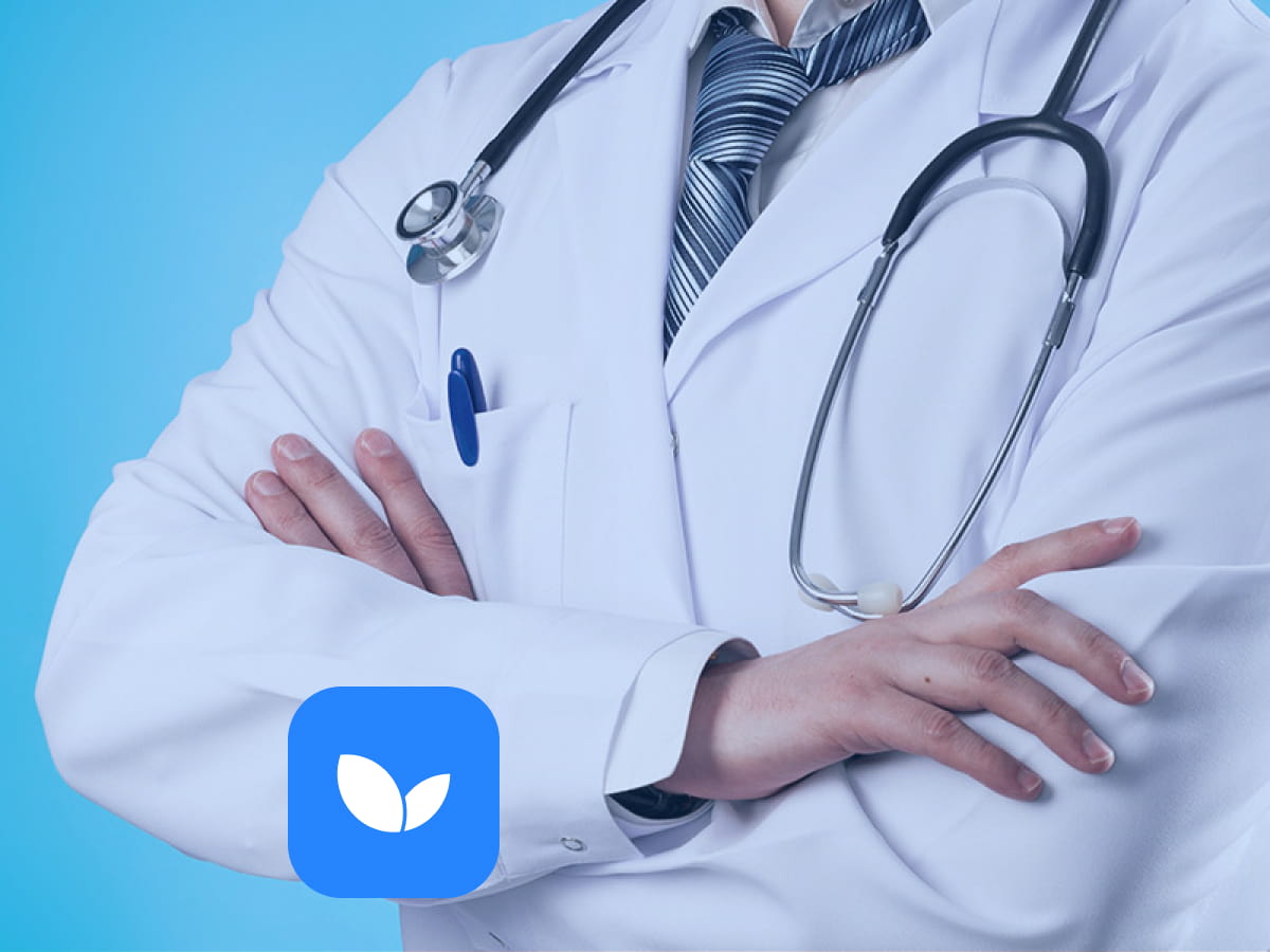 Врач сложил руки